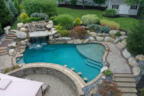 Breathtaking top view of an outdoor pool with a swim-up bar, where relaxation and refreshments meet in perfect harmony.